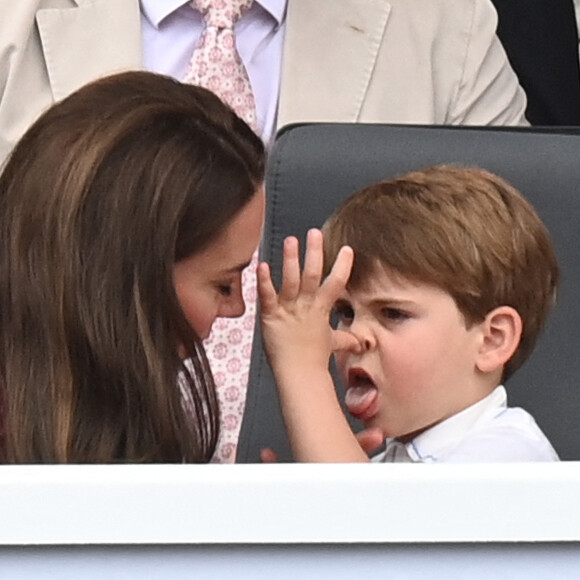 Boris Johnson, Kate Catherine Middleton, duchesse de Cambridge et leurs enfants, le prince Louis, Mike Tindall, Mia Tindall - La famille royale d'Angleterre lors de la parade devant le palais de Buckingham, à l'occasion du jubilé de la reine d'Angleterre. le 5 juin 2022