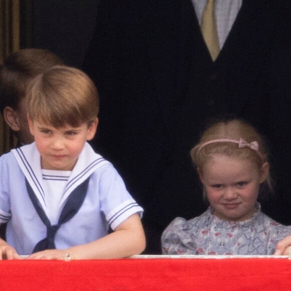 Le prince Louis de Cambridge, Lena Tindall - Les membres de la famille royale regardent le défilé Trooping the Colour depuis un balcon du palais de Buckingham à Londres lors des célébrations du jubilé de platine de la reine le 2 juin 2022 