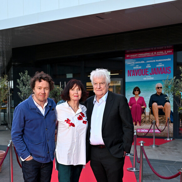 Yvan Calbérac, Sabine Azéma et André Dussollier - Sabine Azéma et André Dussollier étaient à Nice, le 19 avril 2024, pour l'avant première du film "N'avoue Jamais" réalisé par Yvan Calbérac et tourné en grande partie à Nice, projeté au cinéma Pathé Gare du Sud. © Bruno Bebert / Bestimage