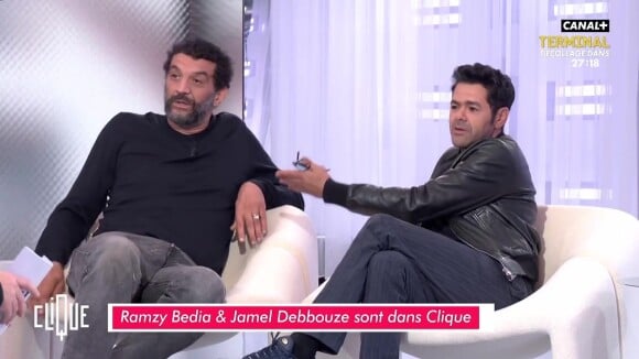 Jamel Debbouze et Ramzy Bédia révèlent à Mouloud Achour que leurs enfant se sont retrouvés par hasard dans la même classe au collège, lors de leur passage dans l'émission Clique sur Canal+.