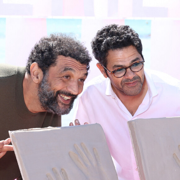 Jamel Debbouze et Ramzy Bedia lors du photocall de la série ''Terminal' sur la plage du Majestic lors de la 7ème saison de 'CanneSeries' à Cannes le 6 Avril 2024. © Denis Guignebourg/BestImage 