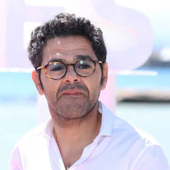 Jamel Debbouze et Ramzy Bedia lors du photocall de la série ''Terminal' sur la plage du Majestic lors de la 7ème saison de 'CanneSeries' à Cannes le 6 Avril 2024. © Denis Guignebourg/BestImage 