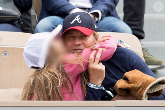 Interviewée par Gala en 2021, Alice Taglioni avait révélé s'entendre à merveille avec ses belles-filles.
Laurent Delahousse et sa fille Sacha - Les célébrités dans les tribunes des Internationaux de France de Tennis de Roland Garros 2019 à Paris, France, le 29 mai 2019. © Jacovides-Moreau/Bestimage 