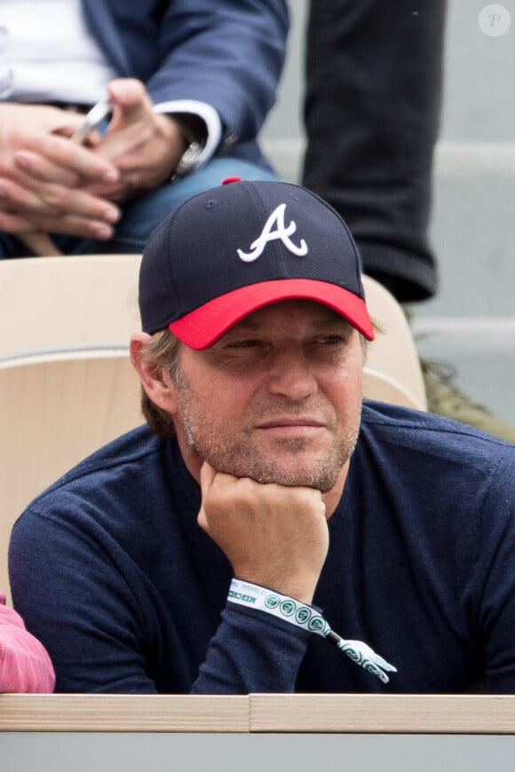 "Trois que j'ai fabriquées et deux que j'aime comme mes propres filles. [...] J'ai une grande famille, tout ce que j'aime", avait-elle ainsi déclaré au magazine.
Laurent Delahousse - Les célébrités dans les tribunes des Internationaux de France de Tennis de Roland Garros 2019 à Paris, France, le 29 mai 2019. © Jacovides-Moreau/Bestimage 