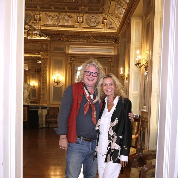 Swiss Life, créancier de l'antiquaire de 54 ans, "espère ainsi que les enchères monteront, lors de la vente aux enchères, pour se rapprocher au plus du montant de la créance"
Pierre-Jean Chalencon et Fiona Gelin . A l'occasion de son mariage avec son compagnon en janvier 2024, Jérémy Bellet a fait des essayages de tenue de mariage devant ses amis au palais Vivienne à Paris. Le 11 octobre 2023 © Cédric Perrin / Bestimage