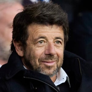 Patrick Bruel n'a jamais caché être né en Algérie même s'il a quitté le pays alors qu'il n'avait qu'un an. 
Patrick Bruel - Célébrités dans les tribunes du match de Ligue 1 Uber Eats "PSG-Lyon" (4-1) au Parc des Princes à Paris. © Cyril Moreau/Bestimage