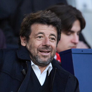 Elevé par Augusta Kammoun, sa mère, qu'il a fait grandir seule, Patrick Bruel a tenu à lui faire un beau cadeau. 
Patrick Bruel - Célébrités dans les tribunes du match de Ligue 1 Uber Eats "PSG-Lyon" (4-1) au Parc des Princes à Paris le 21 avril 2024. © Cyril Moreau/Bestimage