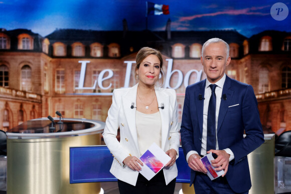 Les journalistes et animateurs de télévision français Léa Salamé (G) et Gilles Bouleau posent avant d'animer un débat télévisé en direct entre le président français et le candidat du parti La République en Marche (LREM) à sa réélection Emmanuel Macron et la candidate du parti d'extrême droite français Rassemblement national (RN) Marine Le Pen en 2022. Photo by Ludovic MARIN /Pool/ABACAPRESS.COM