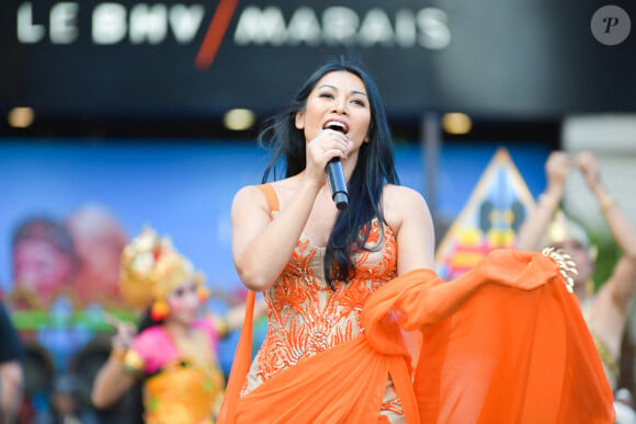 Anggun et Cyril Montana ont fini par divorcer en 2015.
Le BHV Marais célèbre l'Indonésie avec des danseurs traditionnels, l'ambassadeur d'Indonésie en France et la chanteuse Anggun qui se produit rue de Rivoli devant l'hôtel de ville, à Paris, France, le 8 juin 2022. Photo par Jana Call me J/ABACAPRESS.COM