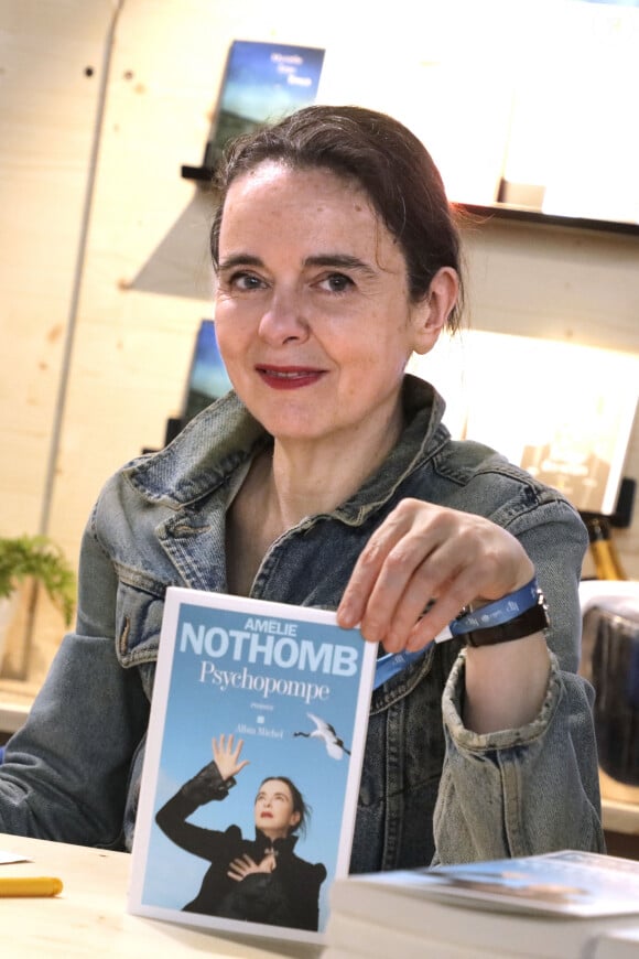 Amélie Nothomb participe à une chanson du prochain album d'Aldebert, dédié à sa passion pour la musique métal
 
Amelie Nothomb - Festival du livre de Paris 2024 le 12 avril 2024. © Cedric Perrin / Bestimage