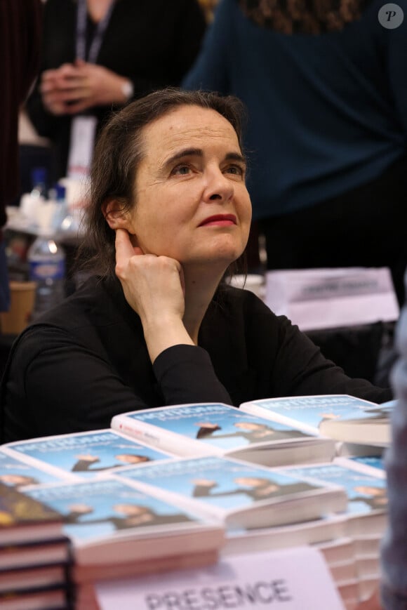 "Grâce à Guillaume, je vais enfin pouvoir exaucer mon rêve et me lancer dans la musique", plaisante l'écrivaine
 
Amélie Nothomb lors de la 41ème Foire du Livre de Brive dans La Halle Brassens, à Brive-la-Gaillarde, France, le 10 novembre 2023. © Jean-Marc Lhomer/Bestimage