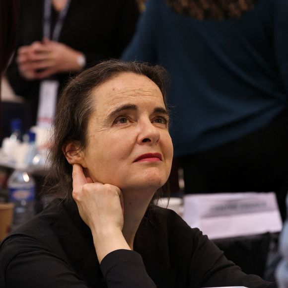 "Grâce à Guillaume, je vais enfin pouvoir exaucer mon rêve et me lancer dans la musique", plaisante l'écrivaine
 
Amélie Nothomb lors de la 41ème Foire du Livre de Brive dans La Halle Brassens, à Brive-la-Gaillarde, France, le 10 novembre 2023. © Jean-Marc Lhomer/Bestimage
