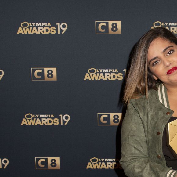Exclusif - Inès Reg (révélation humour de l’année) dans la press room de la 1ère édition des "Olympia Awards", cérémonie récompensant des artistes de la musique et de l’humour, présentée par A. de Caunes à l'Olympia. Paris, le 11 décembre 2019. © Tribeca-Gorassini/Bestimage  No Web - Belgique et Suisse Exclusive - Germany call for price - Celebrities in the press room of the 1st edition of the "Olympia Awards", a ceremony honoring artists of music and humor, presented by A. de Caunes at the Olympia. Paris, December 11, 2019. 