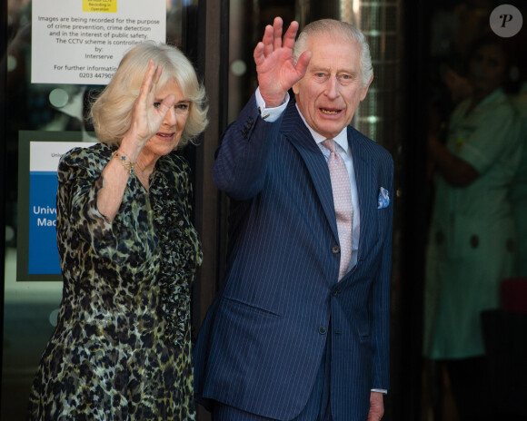 Première sortie officielle du roi Charles III d'Angleterre, accompagné de Camilla Parker Bowles, reine consort d'Angleterre, quittant le Macmillan Cancer Centre de l'University College Hospital à Londres, le 30 avril 2024. Trois mois auparavant, le souverain, atteint lui-même d'un cancer, avait suspendu ses activités officielles sur avis des médecins. Le roi Charles III poursuit son traitement et reprend ses engagements de façon progressive. 