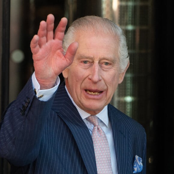 Première sortie officielle du roi Charles III d'Angleterre, accompagné de Camilla Parker Bowles, reine consort d'Angleterre, quittant le Macmillan Cancer Centre de l'University College Hospital à Londres, le 30 avril 2024. Trois mois auparavant, le souverain, atteint lui-même d'un cancer, avait suspendu ses activités officielles sur avis des médecins. Le roi Charles III poursuit son traitement et reprend ses engagements de façon progressive. 