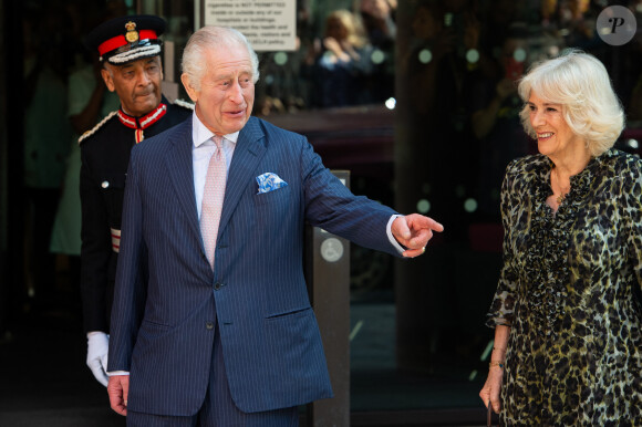 Première sortie officielle du roi Charles III d'Angleterre, accompagné de Camilla Parker Bowles, reine consort d'Angleterre, quittant le Macmillan Cancer Centre de l'University College Hospital à Londres, le 30 avril 2024. Trois mois auparavant, le souverain, atteint lui-même d'un cancer, avait suspendu ses activités officielles sur avis des médecins. Le roi Charles III poursuit son traitement et reprend ses engagements de façon progressive. 