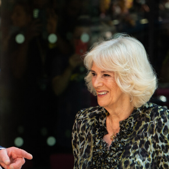 Première sortie officielle du roi Charles III d'Angleterre, accompagné de Camilla Parker Bowles, reine consort d'Angleterre, quittant le Macmillan Cancer Centre de l'University College Hospital à Londres, le 30 avril 2024. Trois mois auparavant, le souverain, atteint lui-même d'un cancer, avait suspendu ses activités officielles sur avis des médecins. Le roi Charles III poursuit son traitement et reprend ses engagements de façon progressive. 