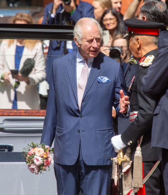 Première sortie officielle du roi Charles III d'Angleterre, accompagné de Camilla Parker Bowles, reine consort d'Angleterre, quittant le Macmillan Cancer Centre de l'University College Hospital à Londres, le 30 avril 2024. Trois mois auparavant, le souverain, atteint lui-même d'un cancer, avait suspendu ses activités officielles sur avis des médecins. Le roi Charles III poursuit son traitement et reprend ses engagements de façon progressive. 