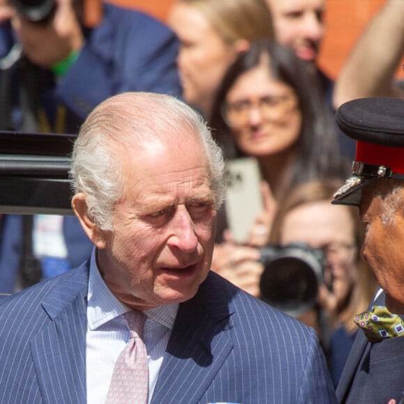 Première sortie officielle du roi Charles III d'Angleterre, accompagné de Camilla Parker Bowles, reine consort d'Angleterre, quittant le Macmillan Cancer Centre de l'University College Hospital à Londres, le 30 avril 2024. Trois mois auparavant, le souverain, atteint lui-même d'un cancer, avait suspendu ses activités officielles sur avis des médecins. Le roi Charles III poursuit son traitement et reprend ses engagements de façon progressive. 
