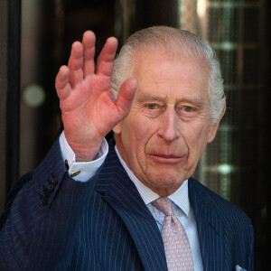Première sortie officielle du roi Charles III d'Angleterre, accompagné de Camilla Parker Bowles, reine consort d'Angleterre, quittant le Macmillan Cancer Centre de l'University College Hospital à Londres, le 30 avril 2024. Trois mois auparavant, le souverain, atteint lui-même d'un cancer, avait suspendu ses activités officielles sur avis des médecins. Le roi Charles III poursuit son traitement et reprend ses engagements de façon progressive. 