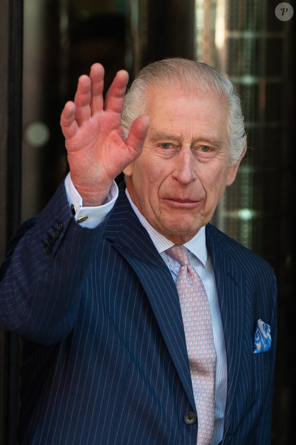 Première sortie officielle du roi Charles III d'Angleterre, accompagné de Camilla Parker Bowles, reine consort d'Angleterre, quittant le Macmillan Cancer Centre de l'University College Hospital à Londres, le 30 avril 2024. Trois mois auparavant, le souverain, atteint lui-même d'un cancer, avait suspendu ses activités officielles sur avis des médecins. Le roi Charles III poursuit son traitement et reprend ses engagements de façon progressive. 