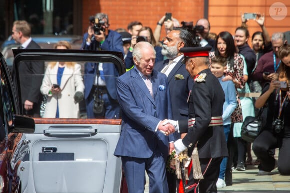 Première sortie officielle du roi Charles III d'Angleterre, accompagné de Camilla Parker Bowles, reine consort d'Angleterre, quittant le Macmillan Cancer Centre de l'University College Hospital à Londres, le 30 avril 2024. Trois mois auparavant, le souverain, atteint lui-même d'un cancer, avait suspendu ses activités officielles sur avis des médecins. Le roi Charles III poursuit son traitement et reprend ses engagements de façon progressive. 