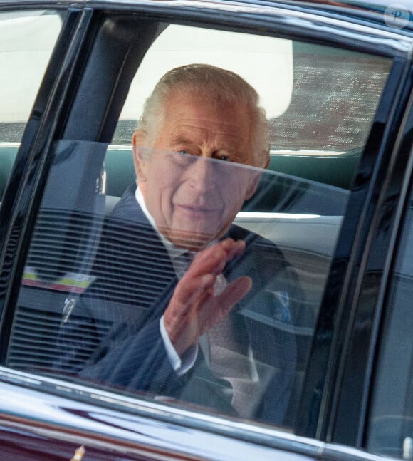 Première sortie officielle du roi Charles III d'Angleterre, accompagné de Camilla Parker Bowles, reine consort d'Angleterre, quittant le Macmillan Cancer Centre de l'University College Hospital à Londres, le 30 avril 2024. Trois mois auparavant, le souverain, atteint lui-même d'un cancer, avait suspendu ses activités officielles sur avis des médecins. Le roi Charles III poursuit son traitement et reprend ses engagements de façon progressive. 