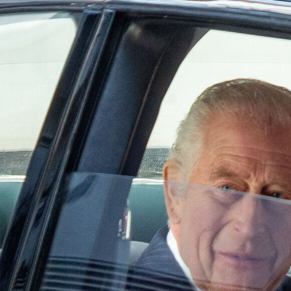 Première sortie officielle du roi Charles III d'Angleterre, accompagné de Camilla Parker Bowles, reine consort d'Angleterre, quittant le Macmillan Cancer Centre de l'University College Hospital à Londres, le 30 avril 2024. Trois mois auparavant, le souverain, atteint lui-même d'un cancer, avait suspendu ses activités officielles sur avis des médecins. Le roi Charles III poursuit son traitement et reprend ses engagements de façon progressive. 