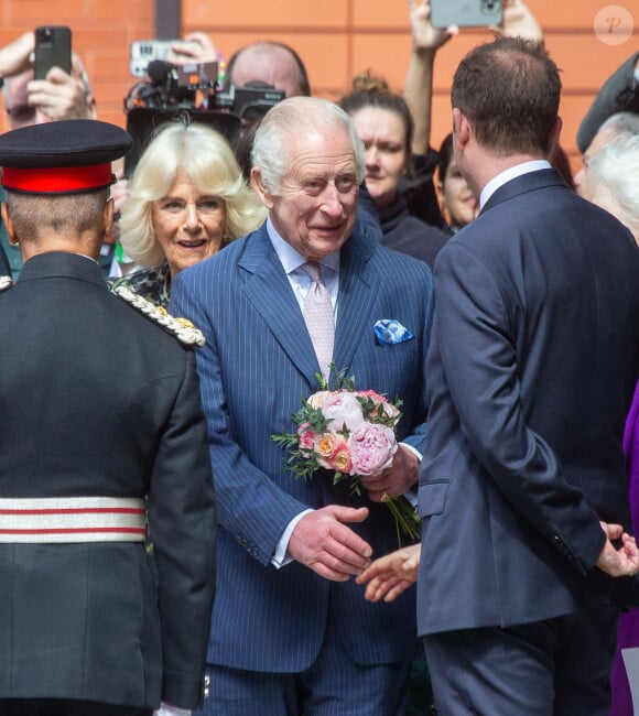 Première sortie officielle du roi Charles III d'Angleterre, accompagné de Camilla Parker Bowles, reine consort d'Angleterre, quittant le Macmillan Cancer Centre de l'University College Hospital à Londres, le 30 avril 2024. Trois mois auparavant, le souverain, atteint lui-même d'un cancer, avait suspendu ses activités officielles sur avis des médecins. Le roi Charles III poursuit son traitement et reprend ses engagements de façon progressive. 