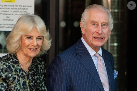 Première sortie officielle du roi Charles III d'Angleterre, accompagné de Camilla Parker Bowles, reine consort d'Angleterre, quittant le Macmillan Cancer Centre de l'University College Hospital à Londres, le 30 avril 2024. Trois mois auparavant, le souverain, atteint lui-même d'un cancer, avait suspendu ses activités officielles sur avis des médecins. Le roi Charles III poursuit son traitement et reprend ses engagements de façon progressive. 