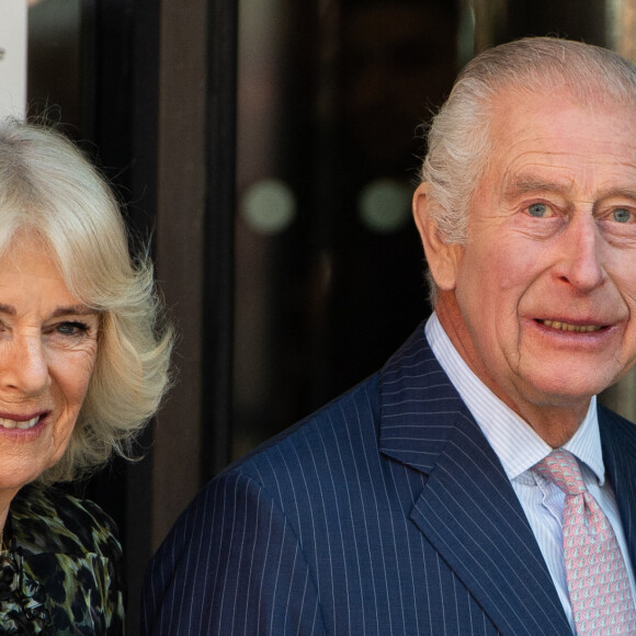 Première sortie officielle du roi Charles III d'Angleterre, accompagné de Camilla Parker Bowles, reine consort d'Angleterre, quittant le Macmillan Cancer Centre de l'University College Hospital à Londres, le 30 avril 2024. Trois mois auparavant, le souverain, atteint lui-même d'un cancer, avait suspendu ses activités officielles sur avis des médecins. Le roi Charles III poursuit son traitement et reprend ses engagements de façon progressive. 