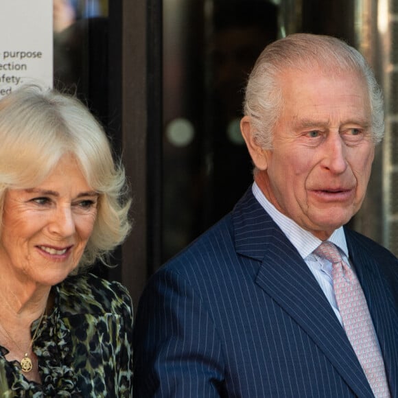 Première sortie officielle du roi Charles III d'Angleterre, accompagné de Camilla Parker Bowles, reine consort d'Angleterre, quittant le Macmillan Cancer Centre de l'University College Hospital à Londres, le 30 avril 2024. Trois mois auparavant, le souverain, atteint lui-même d'un cancer, avait suspendu ses activités officielles sur avis des médecins. Le roi Charles III poursuit son traitement et reprend ses engagements de façon progressive. 