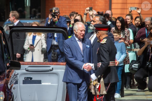 Première sortie officielle du roi Charles III d'Angleterre, accompagné de Camilla Parker Bowles, reine consort d'Angleterre, quittant le Macmillan Cancer Centre de l'University College Hospital à Londres, le 30 avril 2024. Trois mois auparavant, le souverain, atteint lui-même d'un cancer, avait suspendu ses activités officielles sur avis des médecins. Le roi Charles III poursuit son traitement et reprend ses engagements de façon progressive. 