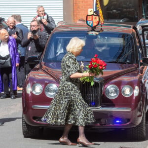 Première sortie officielle du roi Charles III d'Angleterre, accompagné de Camilla Parker Bowles, reine consort d'Angleterre, quittant le Macmillan Cancer Centre de l'University College Hospital à Londres, le 30 avril 2024. Trois mois auparavant, le souverain, atteint lui-même d'un cancer, avait suspendu ses activités officielles sur avis des médecins. Le roi Charles III poursuit son traitement et reprend ses engagements de façon progressive. 