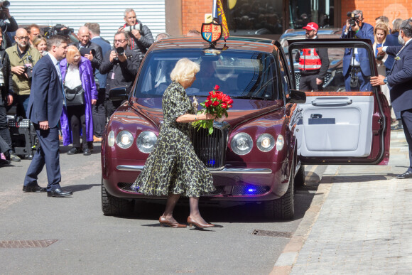 Première sortie officielle du roi Charles III d'Angleterre, accompagné de Camilla Parker Bowles, reine consort d'Angleterre, quittant le Macmillan Cancer Centre de l'University College Hospital à Londres, le 30 avril 2024. Trois mois auparavant, le souverain, atteint lui-même d'un cancer, avait suspendu ses activités officielles sur avis des médecins. Le roi Charles III poursuit son traitement et reprend ses engagements de façon progressive. 