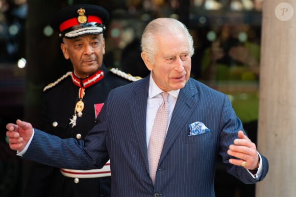 Première sortie officielle du roi Charles III d'Angleterre, accompagné de Camilla Parker Bowles, reine consort d'Angleterre, quittant le Macmillan Cancer Centre de l'University College Hospital à Londres, le 30 avril 2024. Trois mois auparavant, le souverain, atteint lui-même d'un cancer, avait suspendu ses activités officielles sur avis des médecins. Le roi Charles III poursuit son traitement et reprend ses engagements de façon progressive. 