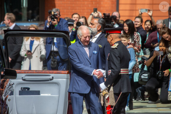 Première sortie officielle du roi Charles III d'Angleterre, accompagné de Camilla Parker Bowles, reine consort d'Angleterre, quittant le Macmillan Cancer Centre de l'University College Hospital à Londres, le 30 avril 2024. Trois mois auparavant, le souverain, atteint lui-même d'un cancer, avait suspendu ses activités officielles sur avis des médecins. Le roi Charles III poursuit son traitement et reprend ses engagements de façon progressive. 