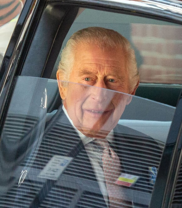 Première sortie officielle du roi Charles III d'Angleterre, accompagné de Camilla Parker Bowles, reine consort d'Angleterre, quittant le Macmillan Cancer Centre de l'University College Hospital à Londres, le 30 avril 2024. Trois mois auparavant, le souverain, atteint lui-même d'un cancer, avait suspendu ses activités officielles sur avis des médecins. Le roi Charles III poursuit son traitement et reprend ses engagements de façon progressive. 