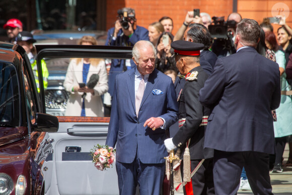 Première sortie officielle du roi Charles III d'Angleterre, accompagné de Camilla Parker Bowles, reine consort d'Angleterre, quittant le Macmillan Cancer Centre de l'University College Hospital à Londres, le 30 avril 2024. Trois mois auparavant, le souverain, atteint lui-même d'un cancer, avait suspendu ses activités officielles sur avis des médecins. Le roi Charles III poursuit son traitement et reprend ses engagements de façon progressive. 