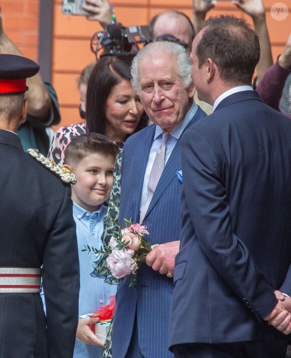 Première sortie officielle du roi Charles III d'Angleterre, accompagné de Camilla Parker Bowles, reine consort d'Angleterre, quittant le Macmillan Cancer Centre de l'University College Hospital à Londres, le 30 avril 2024. Trois mois auparavant, le souverain, atteint lui-même d'un cancer, avait suspendu ses activités officielles sur avis des médecins. Le roi Charles III poursuit son traitement et reprend ses engagements de façon progressive. 