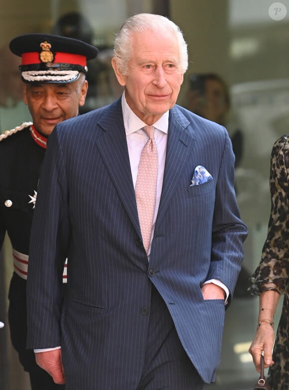 Première sortie officielle du roi Charles III d'Angleterre, accompagné de Camilla Parker Bowles, reine consort d'Angleterre, au Macmillan Cancer Centre de l'University College Hospital à Londres, le 30 avril 2024. Trois mois auparavant, le souverain, atteint lui-même d'un cancer, avait suspendu ses activités officielles sur avis des médecins. Le roi Charles III poursuit son traitement et reprend ses engagements de façon progressive. 