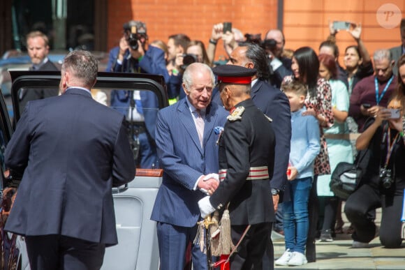 Première sortie officielle du roi Charles III d'Angleterre, accompagné de Camilla Parker Bowles, reine consort d'Angleterre, quittant le Macmillan Cancer Centre de l'University College Hospital à Londres, le 30 avril 2024.