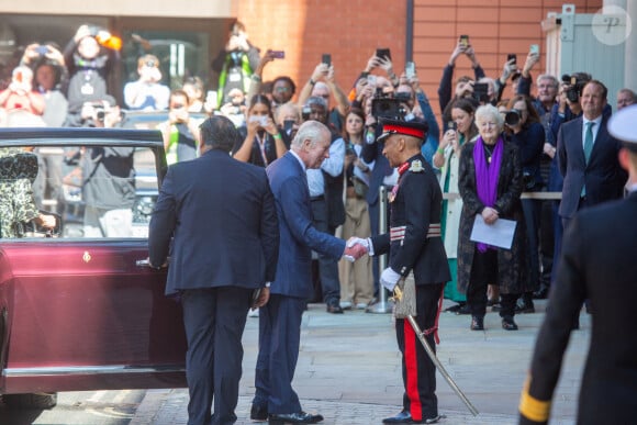 Première sortie officielle du roi Charles III d'Angleterre, accompagné de Camilla Parker Bowles, reine consort d'Angleterre, quittant le Macmillan Cancer Centre de l'University College Hospital à Londres, le 30 avril 2024.