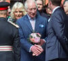 Il était accompagné de sa femme Camilla, très élégante. 
Première sortie officielle du roi Charles III d'Angleterre, accompagné de Camilla Parker Bowles, reine consort d'Angleterre, quittant le Macmillan Cancer Centre de l'University College Hospital à Londres, le 30 avril 2024.