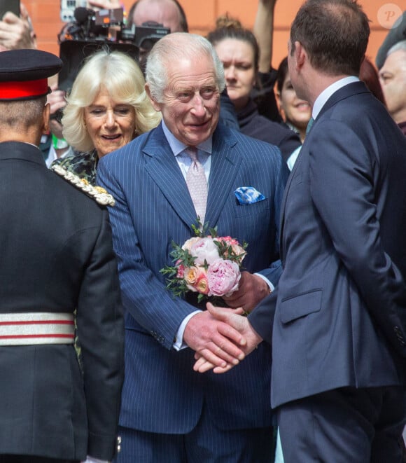 Il était accompagné de sa femme Camilla, très élégante. 
Première sortie officielle du roi Charles III d'Angleterre, accompagné de Camilla Parker Bowles, reine consort d'Angleterre, quittant le Macmillan Cancer Centre de l'University College Hospital à Londres, le 30 avril 2024.