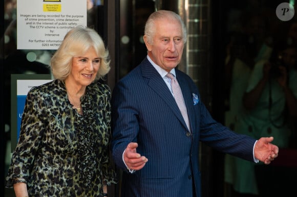 Il en a profité pour expliquer que ses traitements n'étaient pas finis. 
Première sortie officielle du roi Charles III d'Angleterre, accompagné de Camilla Parker Bowles, reine consort d'Angleterre, quittant le Macmillan Cancer Centre de l'University College Hospital à Londres, le 30 avril 2024.