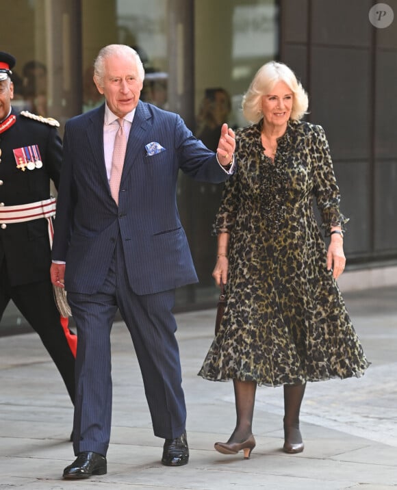 Première sortie officielle du roi Charles III d'Angleterre, accompagné de Camilla Parker Bowles, reine consort d'Angleterre, au Macmillan Cancer Centre de l'University College Hospital à Londres, le 30 avril 2024.