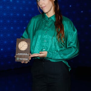 Exclusif - La chanteuse Zaz (Isabelle Geffroy) pose avec le trophée de l'événement éco-responsable du salon Objectif Green 2023 Paris, le 30 janvier 2023. © Christophe Clovis / Bestimage