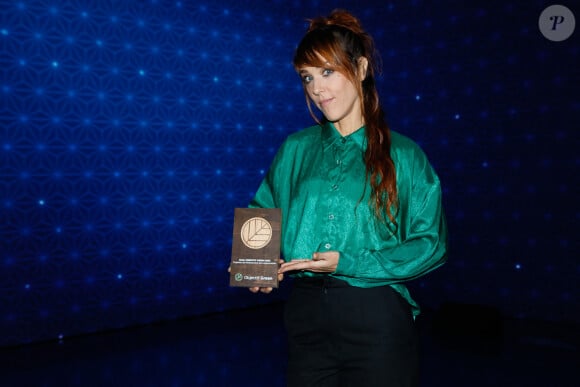 Exclusif - La chanteuse Zaz (Isabelle Geffroy) pose avec le trophée de l'événement éco-responsable du salon Objectif Green 2023 Paris, le 30 janvier 2023. © Christophe Clovis / Bestimage