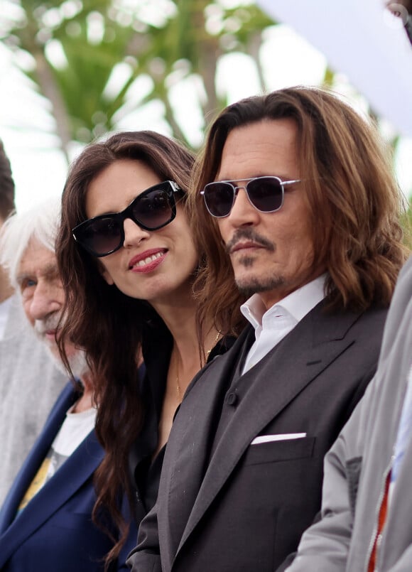 Johnny Depp et la réalisatrice Maïwenn au photocall de "Jeanne du Barry" lors du 76ème Festival International du Film de Cannes, le 17 mai 2023. © Dominique Jacovides/Cyril Moreau/Bestimage 